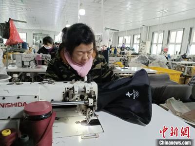 十萬冬奧情緣 冬奧抽繩包與河北魏縣扶貧微工廠的文化扶貧交響